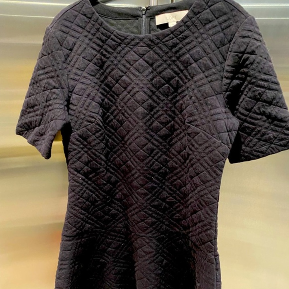 ANN TAYLOR LOFT quilted black dress🖤so comfortable and flattering- like NEW!!